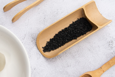 石头桌面上那新鲜黝黑的黑芝麻