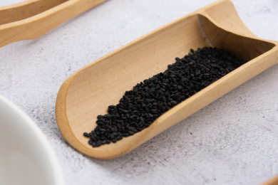 石头桌面上那新鲜黝黑的黑芝麻