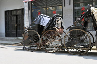 老上海集市街道候客的人力三轮车