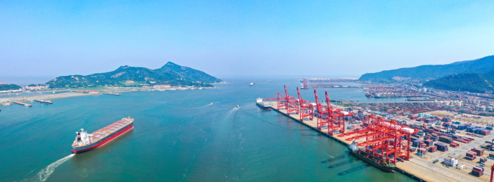 蓝天下的海港