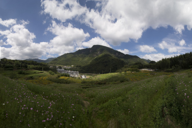 蓝天白云下梯田上种满格桑花的小村庄，中国福建龙岩江山