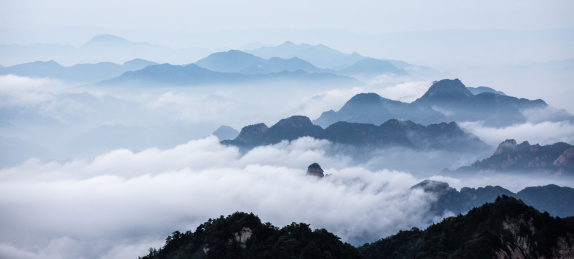 中国河南尧山山峰云海