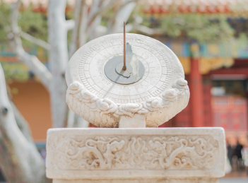 中国首都故宫的古代时间测量工具日晷