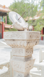 中国首都故宫的古代时间测量工具日晷