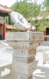 中国首都故宫的古代时间测量工具日晷
