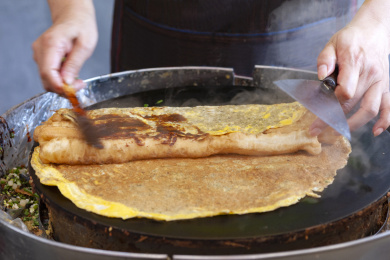天津传统小吃煎饼果子的制作过程