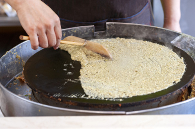 天津传统小吃煎饼果子的制作过程