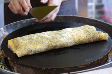 天津传统小吃煎饼果子的制作过程