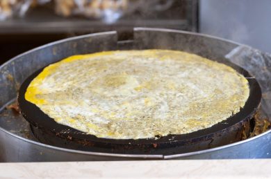 天津传统小吃煎饼果子的制作过程