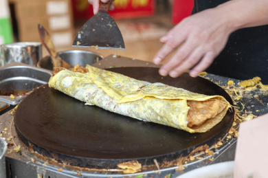 天津传统小吃煎饼果子的制作过程