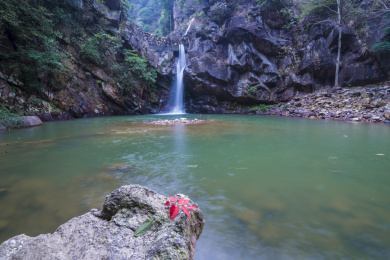 山涧中有绿水潭及一小瀑布