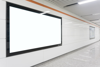 宽敞明亮的地铁站通道