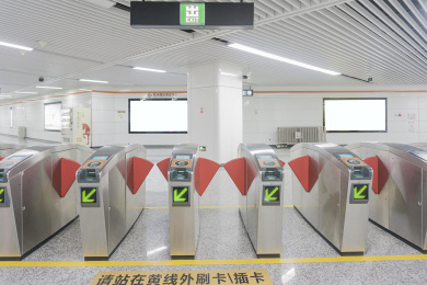 宽敞明亮的地铁站通道