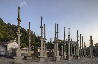 宗庙门口竖立的大理石旗杆