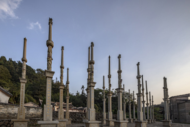 宗庙门口竖立的大理石旗杆