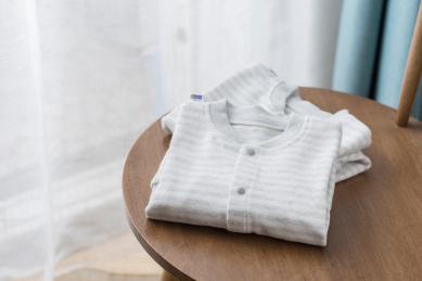 整齐折叠的婴幼儿连体服装