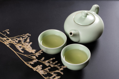 汝瓷茶壶茶杯摆放在桌面上