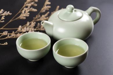 汝瓷茶壶茶杯摆放在桌面上
