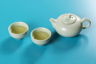 汝瓷茶壶茶杯摆放在桌面上