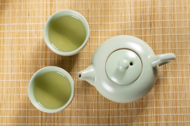 汝瓷茶壶茶杯摆放在桌面上