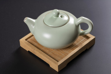 汝瓷茶壶茶杯摆放在桌面上