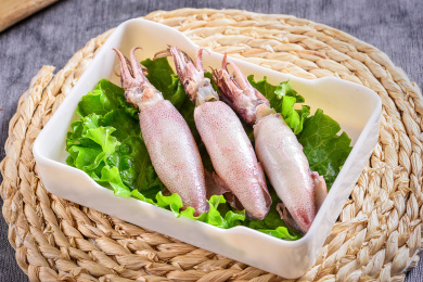 一盘海鲜乌鱼子乌贼放在白盘上