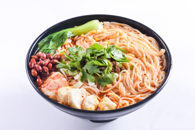 一份黑色碗盛的麻辣米粉放在白色底板上