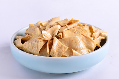 一份卤制油豆皮放在白色底板上
