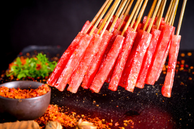 一把竹签涮串红色重庆腊肠