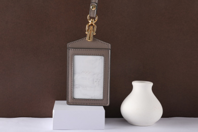 皮质工作牌放在简约场景中