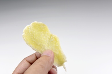 白色背景的干姜糖片风味零食