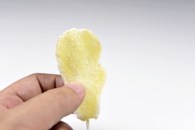 白色背景的干姜糖片风味零食