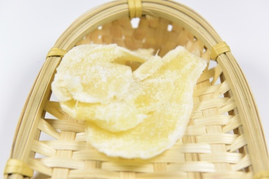 白色背景的干姜糖片风味零食