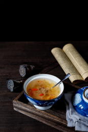 放在蓝色瓷碗里的中国中式甜品枸杞桃胶炖银耳