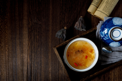 放在蓝色瓷碗里的中国中式甜品枸杞桃胶炖银耳