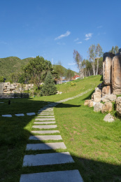 蓝天下河北张家口崇礼住宅风景