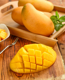 木头桌面上切开的热带水果芒果