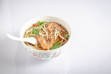 装在圆形大碗里的鲜虾米粉