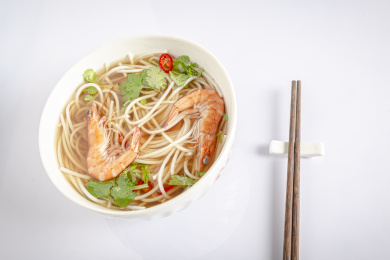 装在圆形大碗里的鲜虾米粉