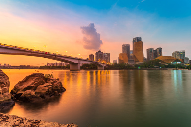 夏季傍晚柳州市柳江河作前景的城市建筑景观