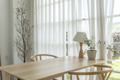 阳光照进室内空间的桌子和台灯盆栽