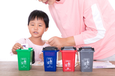 中国小孩子在妈妈的指导下认识垃圾分类