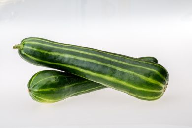 绿色花纹长脆瓜在白色背景上