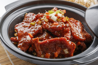 黑色砂锅装的黑胡椒烧牛仔骨