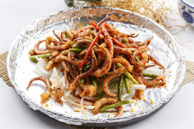 放在锡纸铁盘上的香辣鱿鱼须