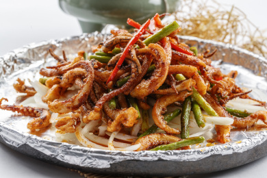 放在锡纸铁盘上的香辣鱿鱼须