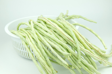 洗菜篮里的新鲜绿色蔬菜豇豆