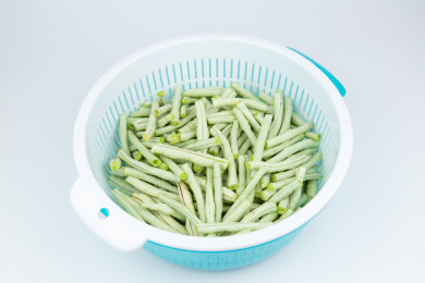 洗菜篮里的新鲜绿色蔬菜豇豆