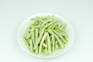 新鲜芸豆放在竹板上在白色背景前