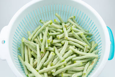 洗菜篮里的新鲜绿色蔬菜豇豆